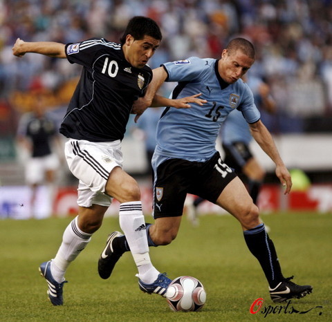 乌拉圭力克英格兰，阿奎罗送出助攻的简单介绍