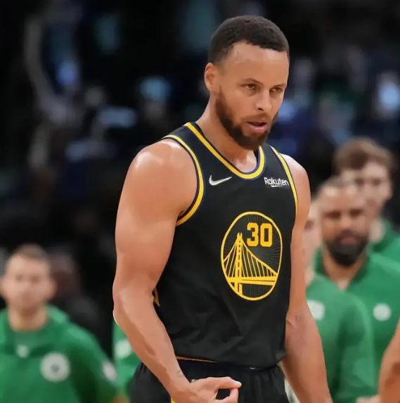 包含湖人横扫马刺，库里高光表现的词条