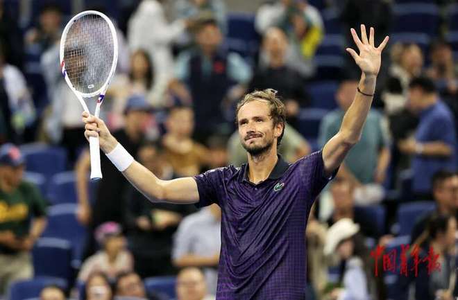 西班牙网球队横扫法国网球队，梅德韦杰夫关键制胜的简单介绍