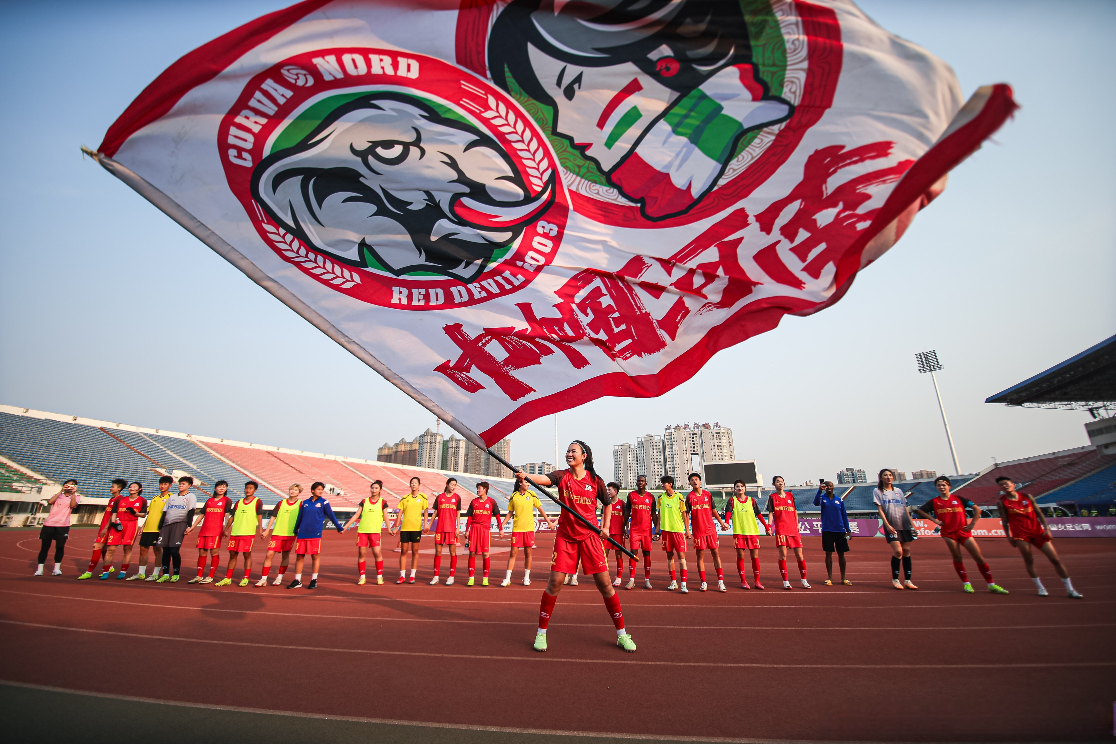 关于足球惊险逆转取胜,粉丝狂欢不已的信息 关于足球惊险逆转取胜,粉丝狂欢不已的信息