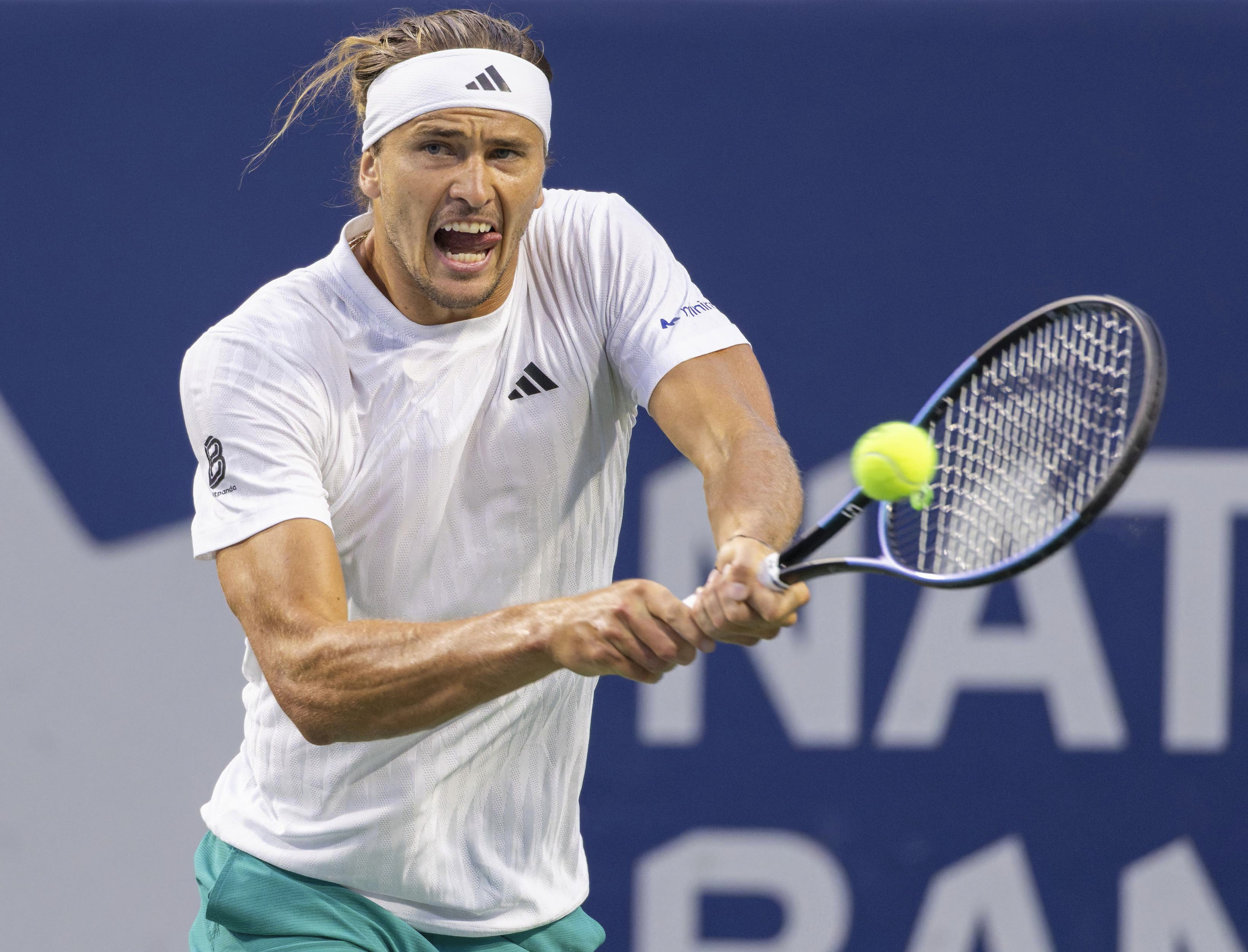 联合杯险胜美网，兹维列夫统治全场